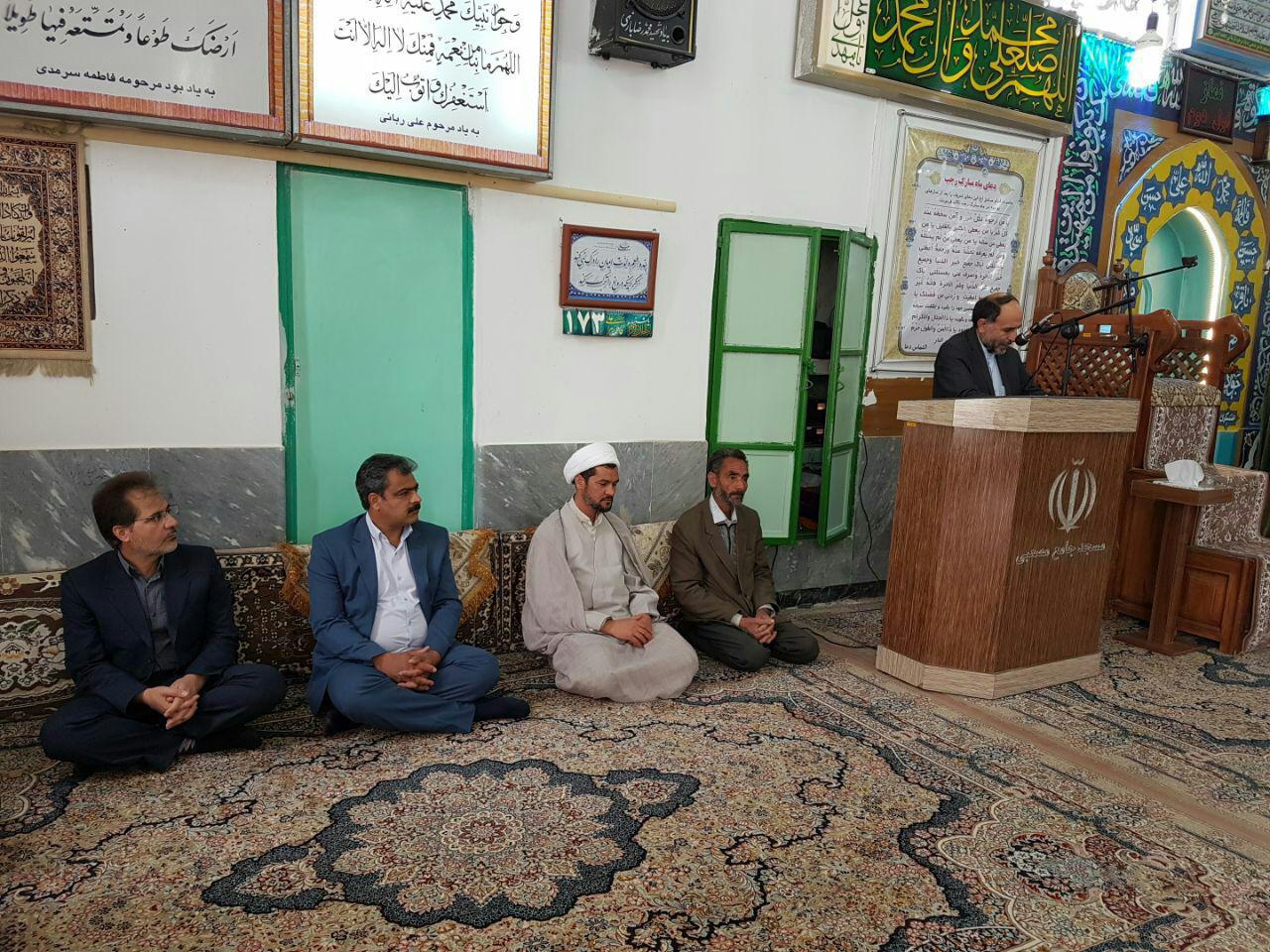 حضور دکتر امیرحسنخانی در جمع نماز گزاران دهستان مصعبی با همراهی بخشدار آیسک و سایر مسولین شهرستان سرایان